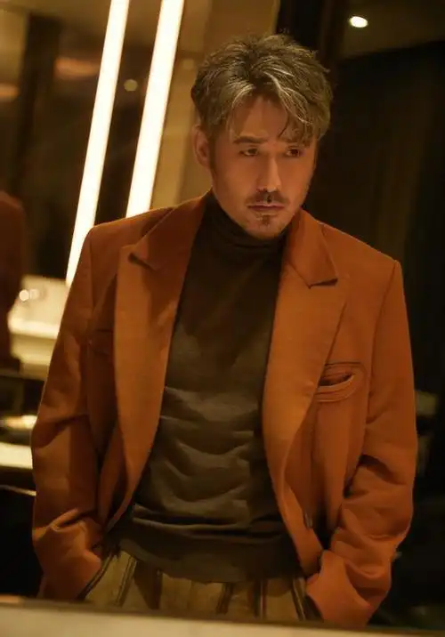 事实证明54岁移居美国的吴秀波已经变成了肥胖油腻男