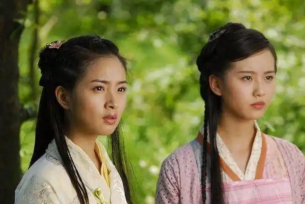 《射雕英雄传》,饰演黄蓉的林依晨1982年出生,饰演穆念慈的刘诗诗则是