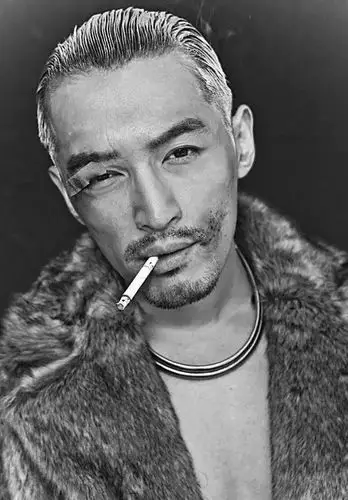 传说中的雅痞男,西装,烟,小胡子,强烈文化色彩的痞子男 不笑时酷劲