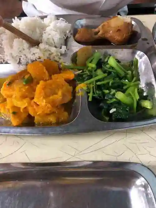 医大食堂,环境卫生整洁,菜品种类略少,味道欠佳,总体还可以.