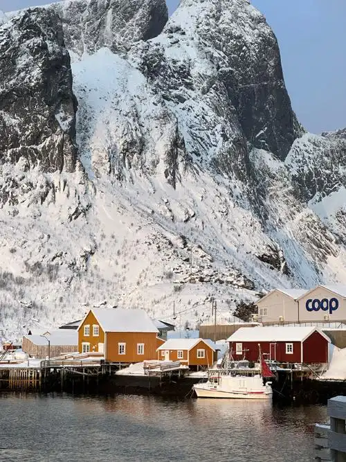 北极边缘的温暖色调97挪威雪景中的时尚静谧!