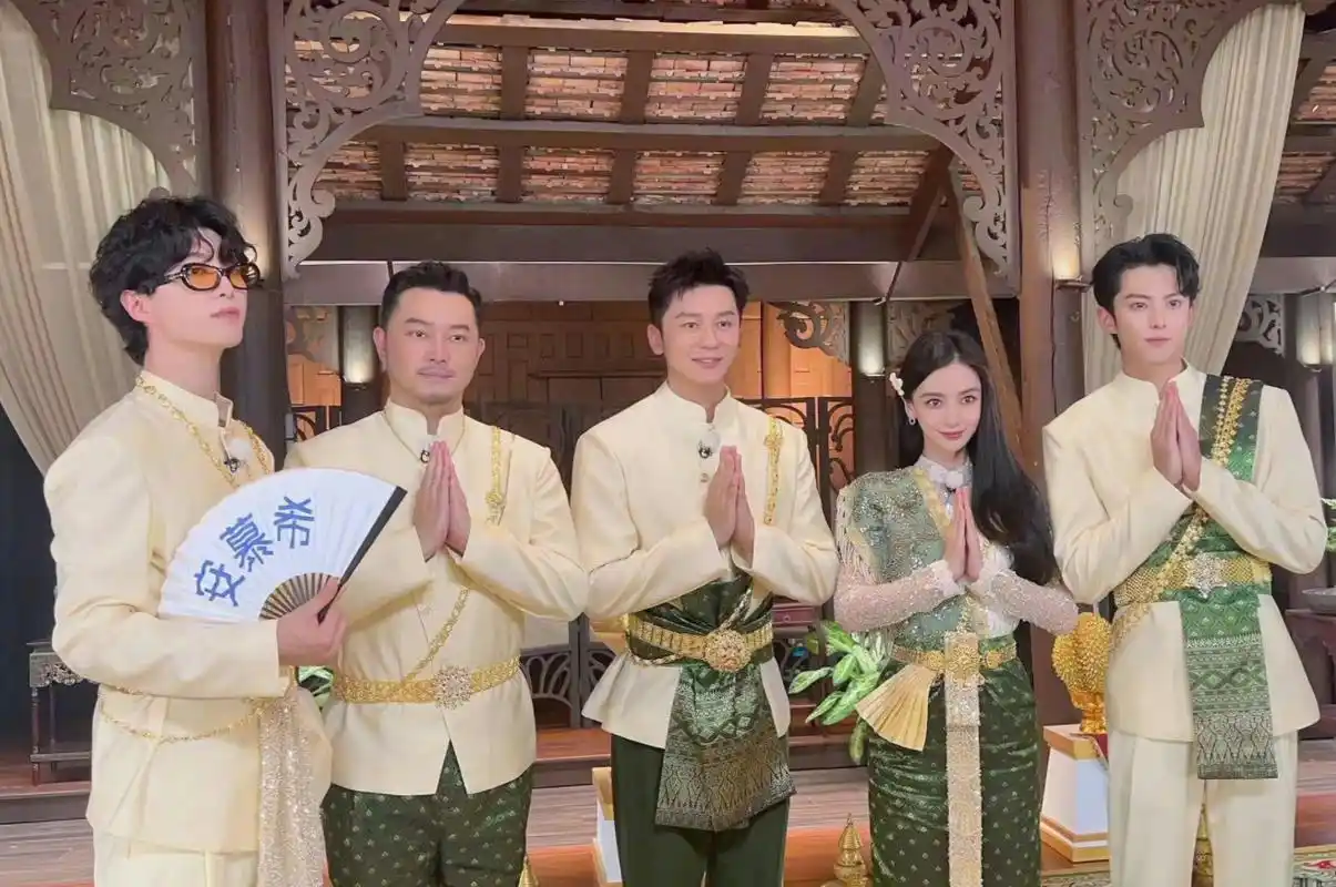 《奔跑吧》失约没播,蔡徐坤集体大合照曝光,海边影像莫名伤感