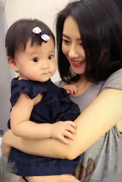 女星抱孩子范冰冰有人帮忙杨颖秒变女汉子看到张柏芝我服了