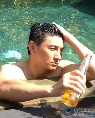 组图吴奇隆肌肉照写真耍性感粉丝围观2