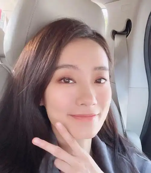 张小斐罕见晒自拍,一身休闲装配微卷发好显嫩,身价暴涨依然低调|贾玲