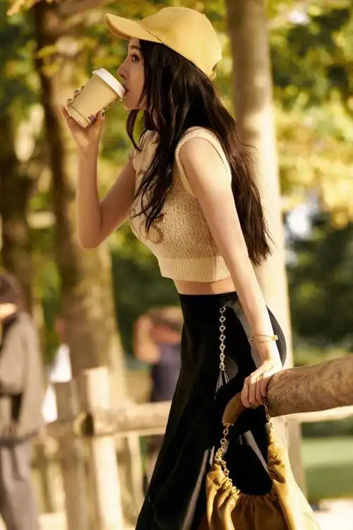 杨幂分享街头美照曼妙身姿容颜绝世笑容甜美胜过初恋