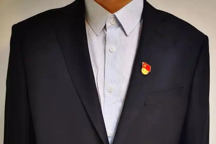 【理论学习】如何正确佩戴党徽?