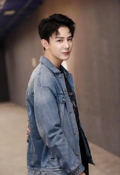 2018年1月,随组合推出第二张专辑《keep online》;之后,随组合400