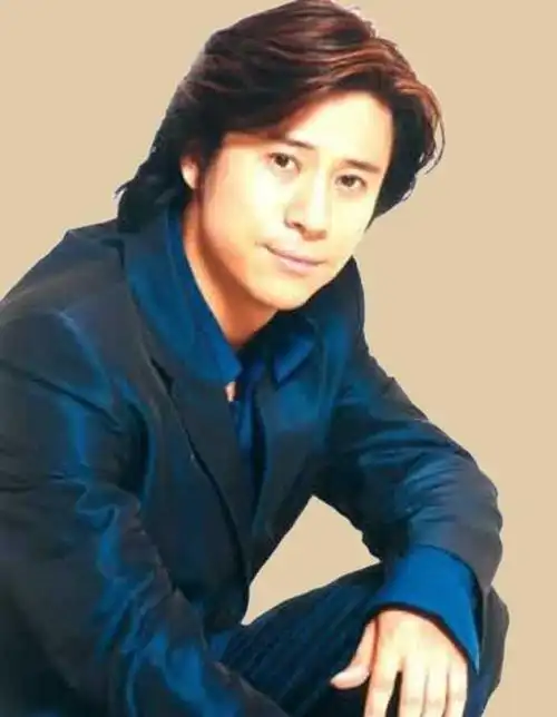 53岁解晓东现身侄女婚礼不修边幅仍帅气隐退歌坛后成亿万富翁