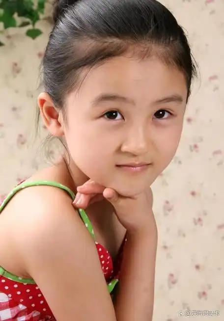 6岁被成龙抱着上春晚,却因长相被骂退圈出国,陆子艺现在怎样了