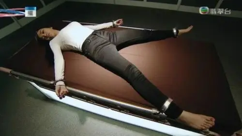 女演员穿紧身衣拍捆绑戏码:表情痛苦 双乳抢镜