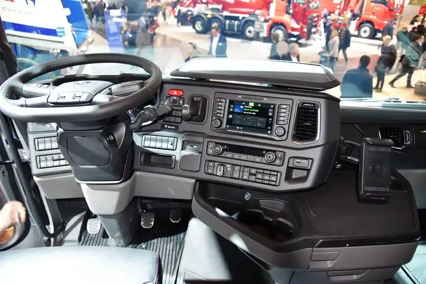 车身8处v8标识5轴730马力斯堪尼亚首发亮相的s730大件牵引车实拍