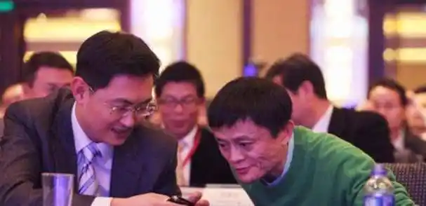网上流传着一张照片,神秘人物一手压着中国的2位首富马云和马化腾.