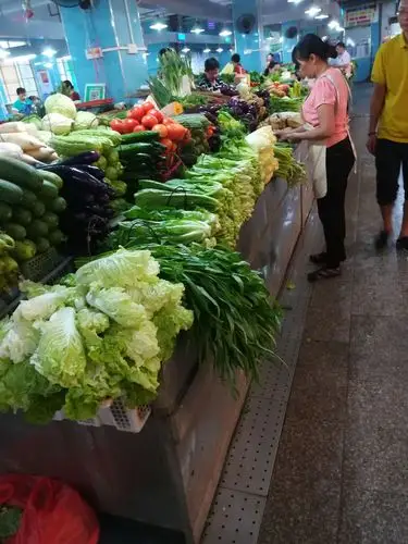 3.摊位蔬菜溢摊现象