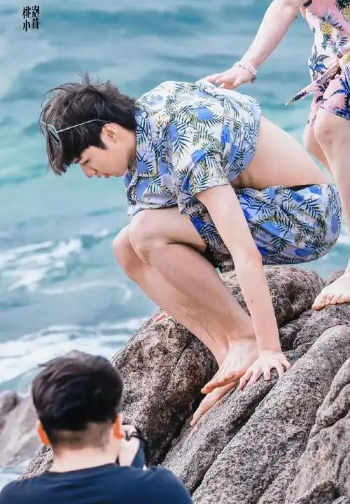 tnt男德标兵 1!马嘉祺提着沙滩裤拍照,防走光泳裤露出来了