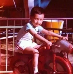 冯绍峰童年照曝光,五官精致婴儿肥抢镜