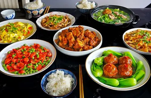 15岁的侄女说自己不太会做饭却做了一桌好吃又好看的饭菜