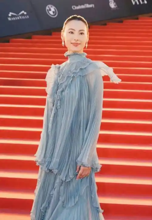 梁洛施造型分析分析一:高领 拖地,突出身高优势在隆重的场合当中,女