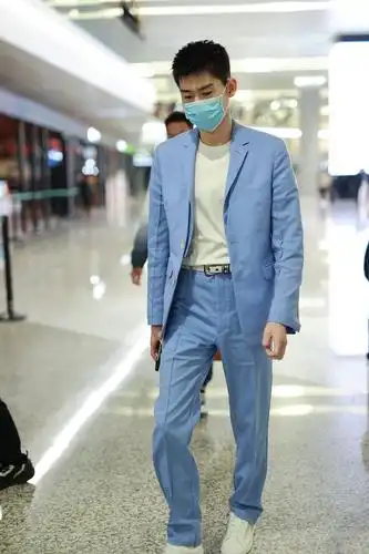 现身上海机场,身穿浅蓝色西装套装,内搭白t