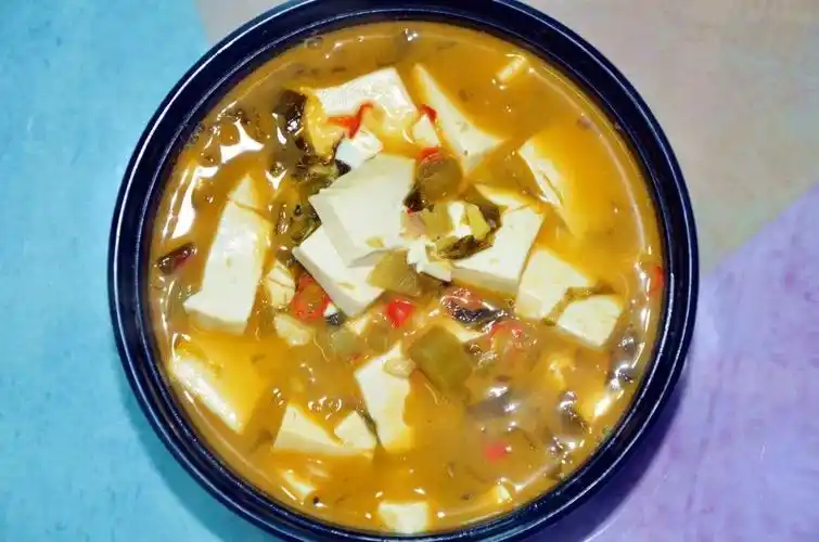 豆腐变酸更好吃嫩豆腐配酸菜做的热汤豆腐酸爽汤汁暖胃