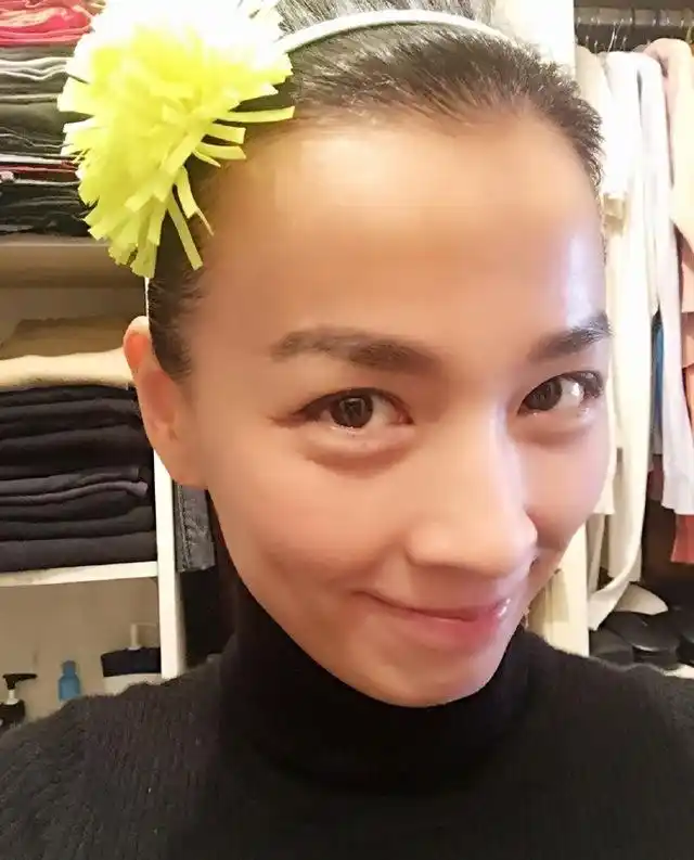 演技精湛被称为酒窝美女,46岁张庭素颜美貌不减当年