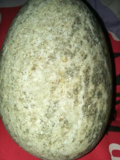 昨天收藏的一块籽料和田石包玉椭圆,很有沉重感,有经验的老师和朋友们