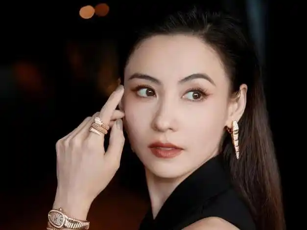 张柏芝骨相真抗老穿黑裙配恨天高气质完全不像43岁