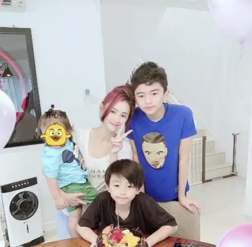 小林青霞晒温馨母子三人合照,14岁谢振轩留长卷发,侧脸神似谢霆锋