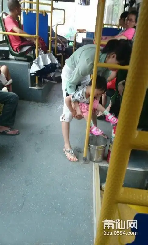亮瞎了小女子在公交车上脱裤尿尿