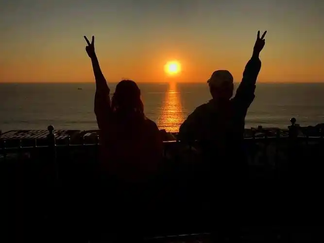 我们挥手告别夕阳