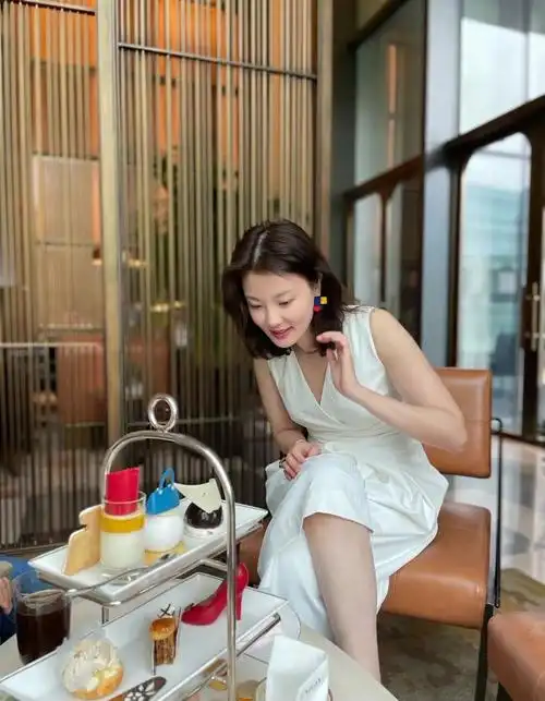 央视美女主持刘芳菲,灰色针织衫配焦糖长靴优雅高级,气质真绝了