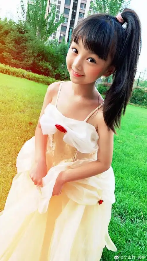 邓伦女儿小山竹近照,变瘦高小美女,与妹妹穿公主裙