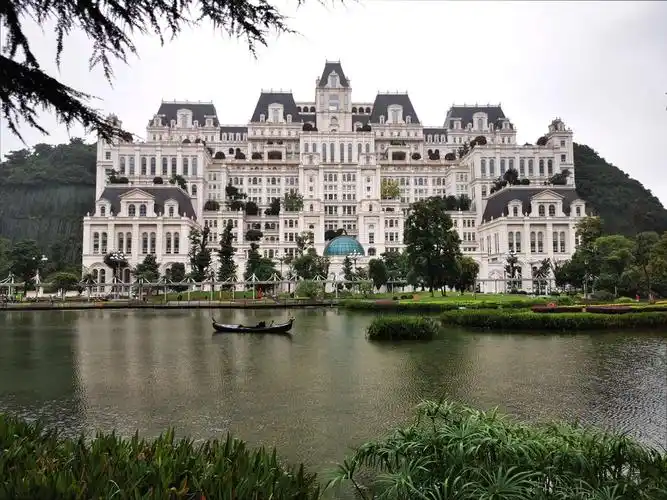 贵阳市区,花果园购物中心网红景点建筑……"白宫"