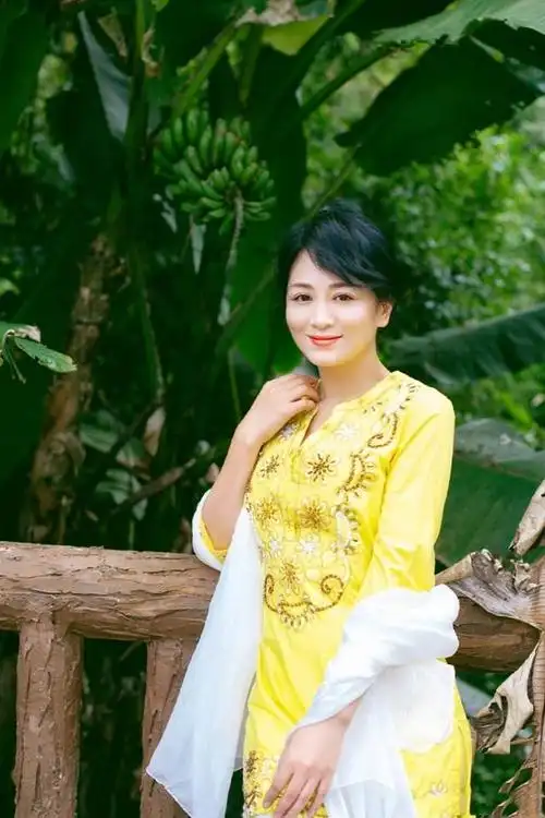 43岁涓子晒美照,印花裙配长发减龄又少女!一袭开衫美得端庄优雅