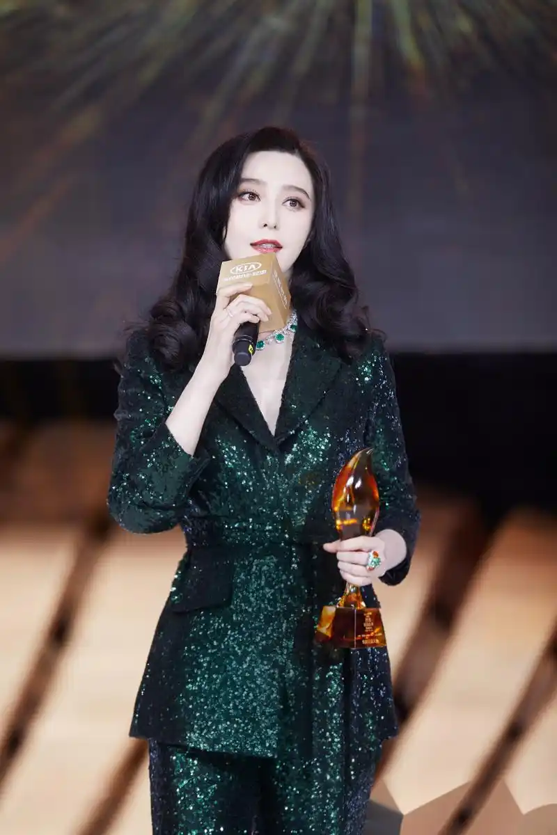 恭喜"年度公益人物"范冰冰,她是真的从来都没放弃过为孩子贡献自己的