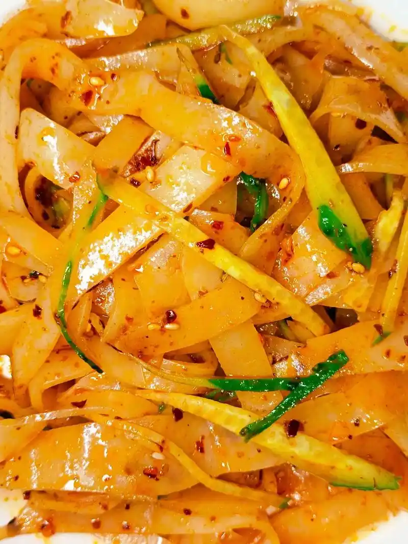 疫情宅家也能吃饭凉面皮,家常凉面皮.准备食材:黄瓜,面粉 准 - 抖音