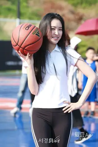 窒息的美貌!娜恩出席运动品牌活动变身"篮球女神"