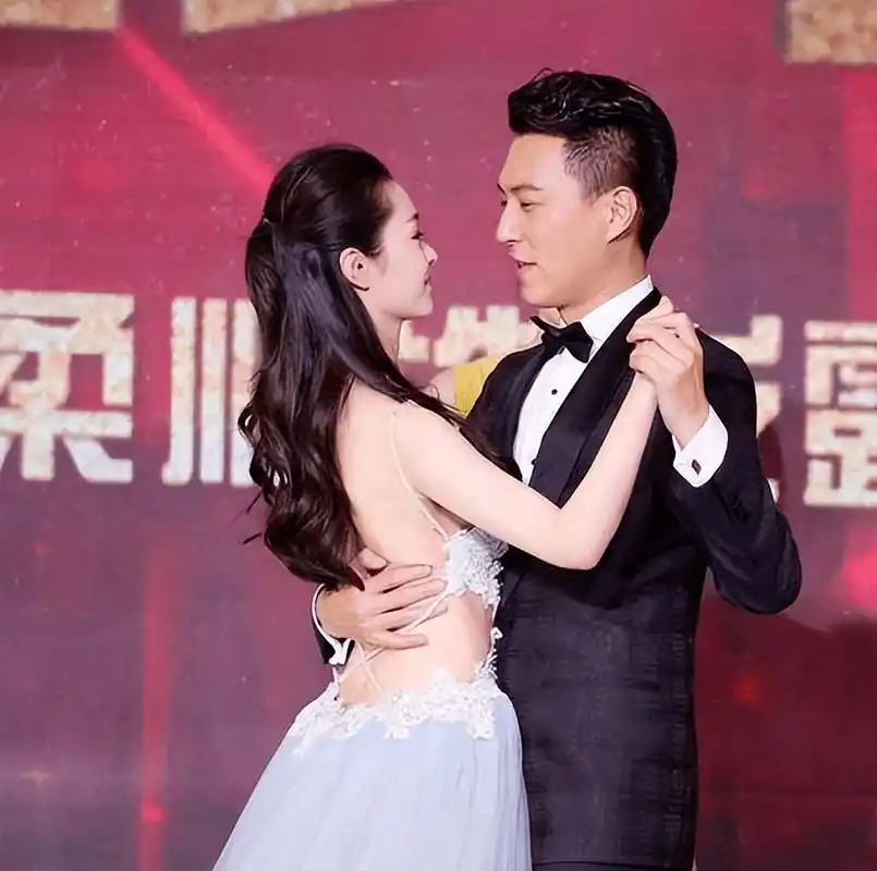 宋轶穿"肚兜裙"和靳东热舞太迷人,不愧为"京都第一才女"!