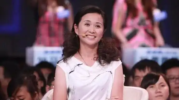 黄菡的知性魅力让人难以忘怀,她的发言或许不如孟非与乐嘉那般多,但只