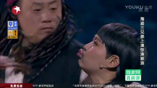 亲吻惊讶睁大眼睛强吻搞笑gif动图_动态图_表情包下载_soogif