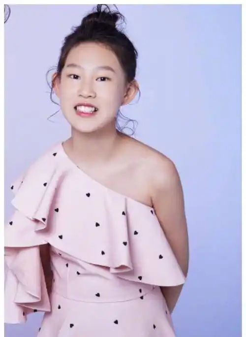 从"最丑星二代"变高级脸,又一超模预订_沈佳润_形象_穿着