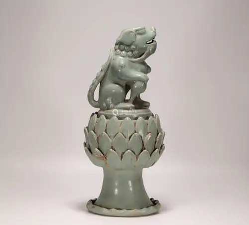 greenkilnbeastcenserfromsong宋代青瓷瑞兽熏炉