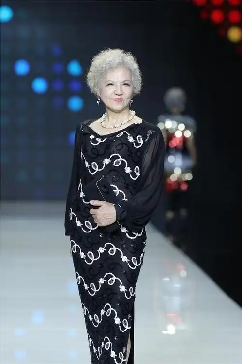 50助力美丽梦想中老年模特首秀北京时装周