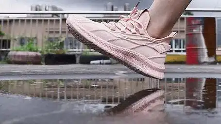 比跑鞋软比板鞋暖雨天淋不湿的运动鞋久穿不臭舒服得能上天