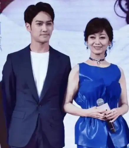 64岁赵雅芝与儿子同框不老女神近看脸部皮肤却有些松弛