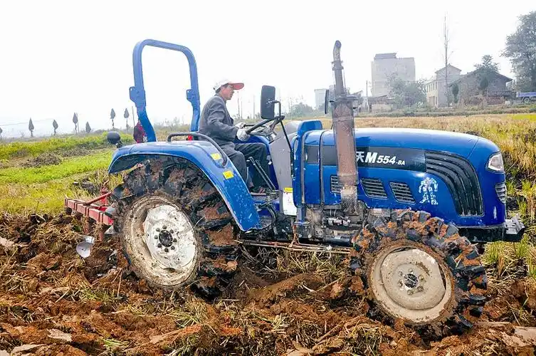 谢善林用自家的拖拉机为乡亲们耕田