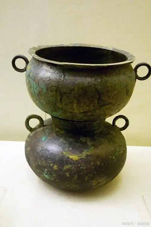 青铜釜甑,作为中国古代烹饪器具的重要组成部分,不仅在日常生活中占据