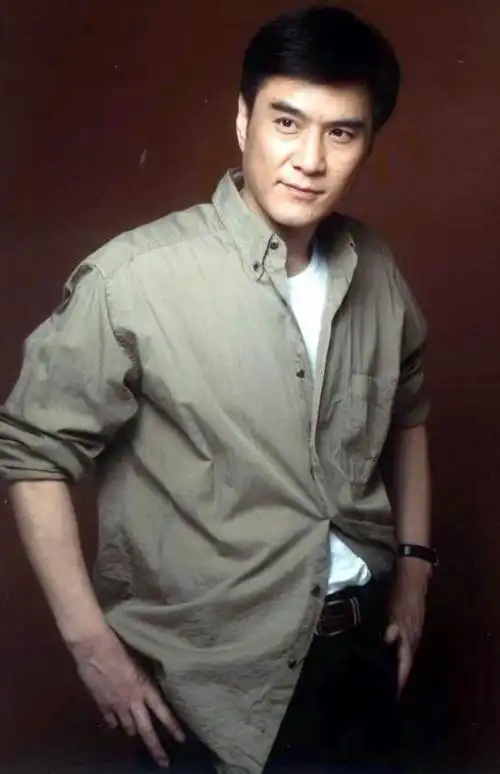 他因一张照片被北电拒绝, 演坏人被骂多年, 如今与妻子闪婚超幸福