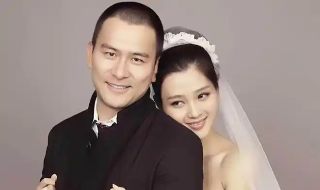 白庆琳的前夫徐僧比她大两岁,徐僧的恩师正是培养出巩俐,陈宝国,夏雨