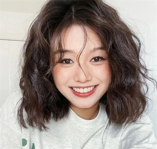 蓬松羊毛卷短发 发量直接翻两倍_女生烫发 - 美发站